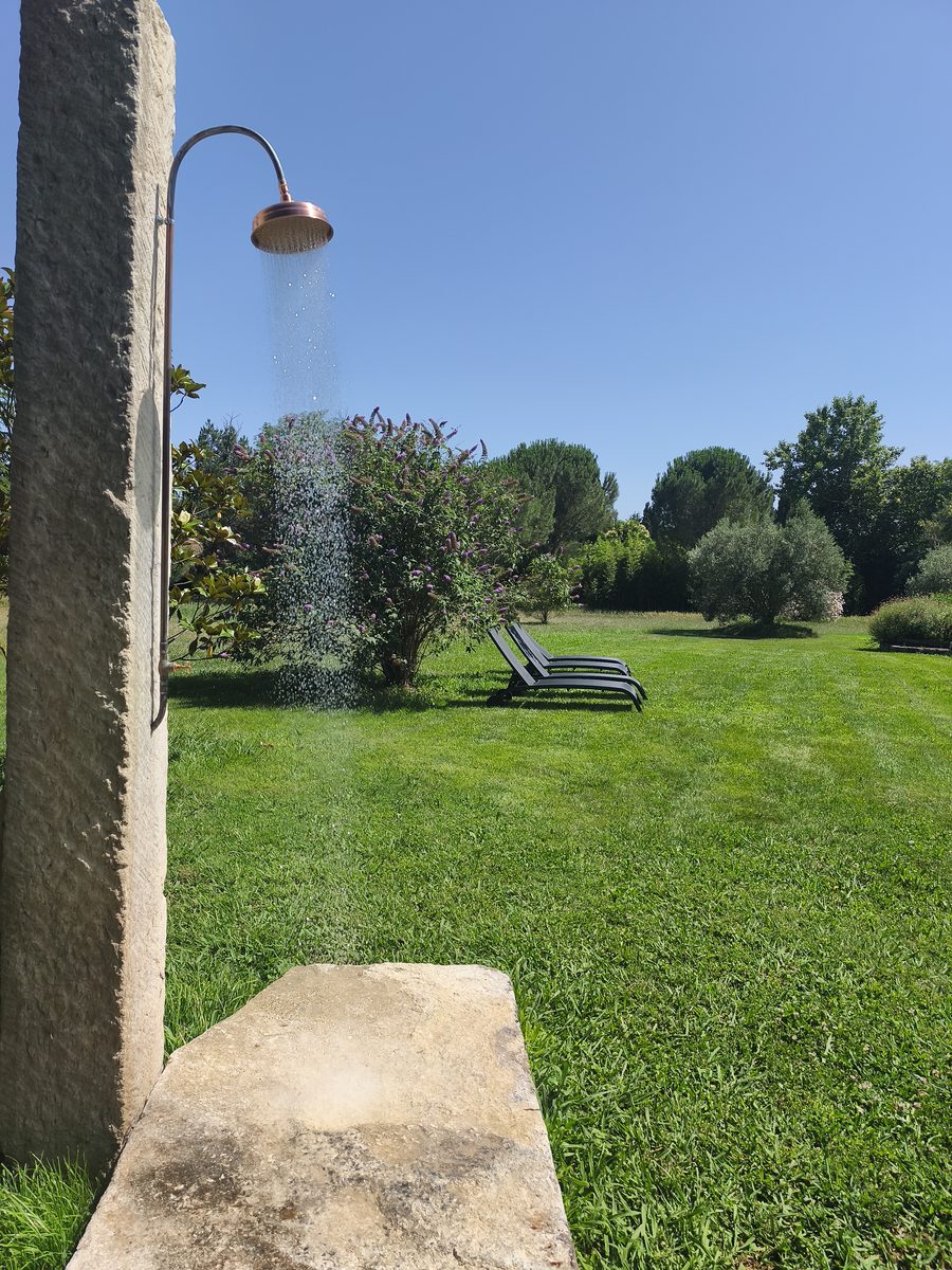 Douche extérieure avec vue sur les transats