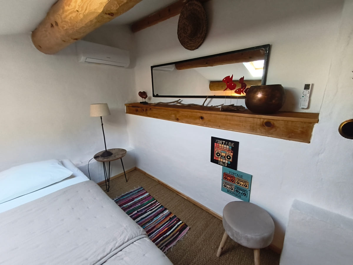 Chambre : tablette en bois massif, grand miroir et objets chinés